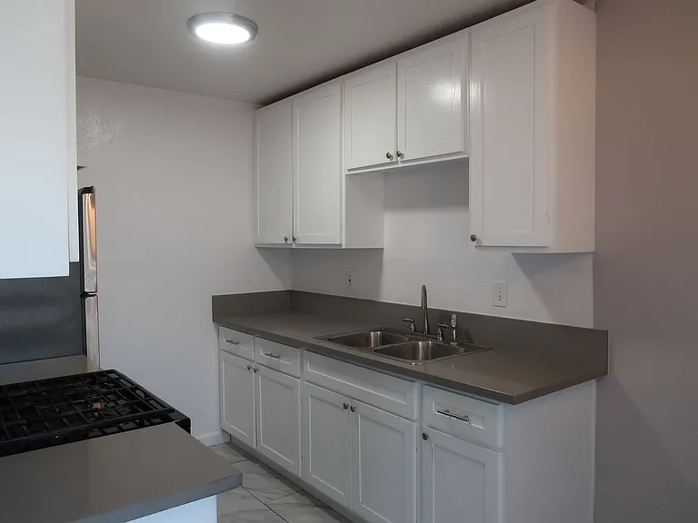 706 W 82nd St — Photo 11