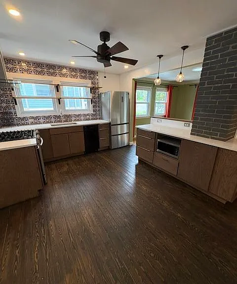 213 W Summit St — Photo 4