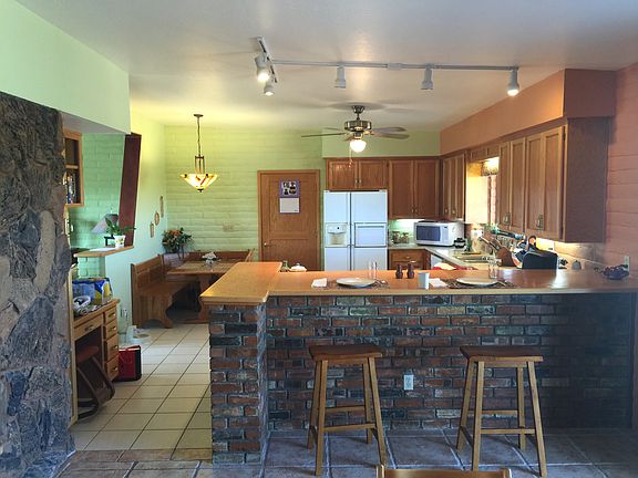 Kitchen with breakfast bar