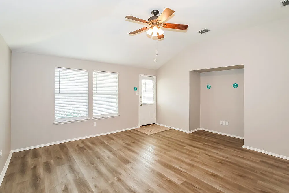 4 bed, 2.0 bath, 1816 sqft, $2,340 — Photo 3