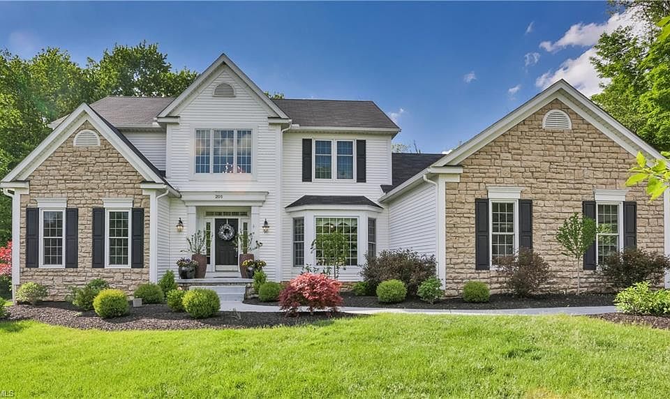 1st image of 205 Woodhaven Ct