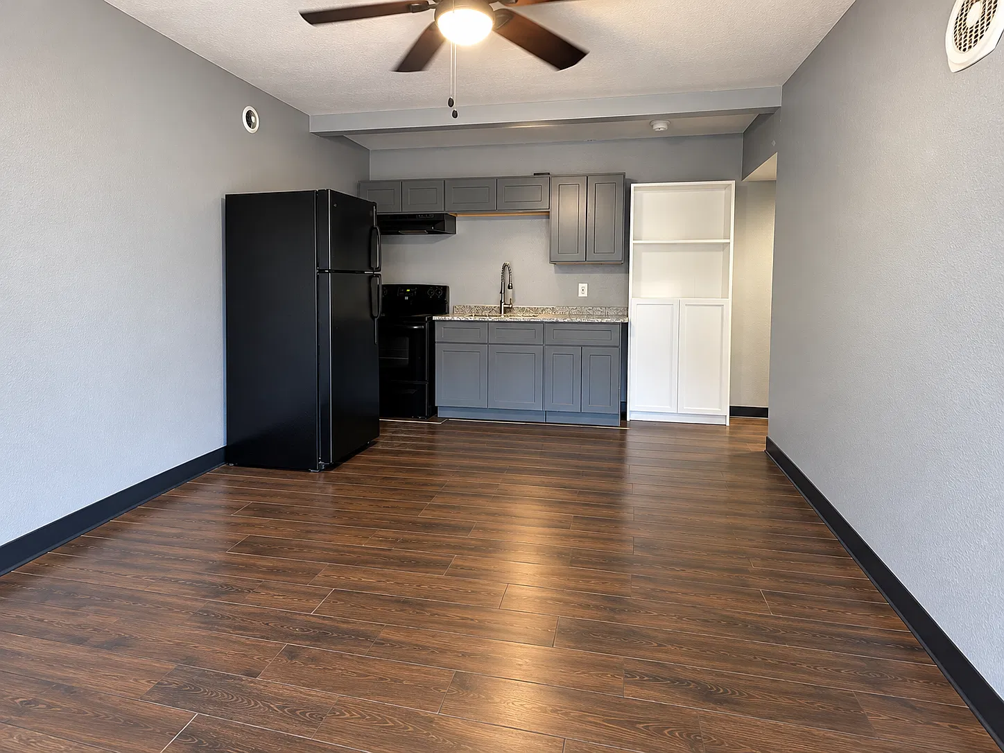 1040 Freeport St — Photo 2