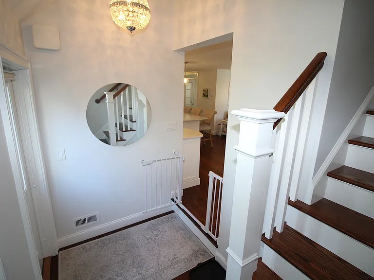 114 Richard St — Photo 2