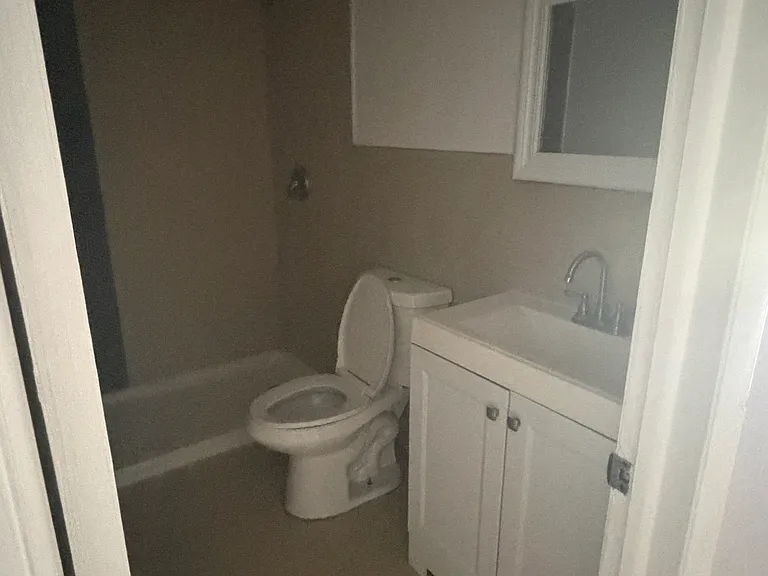 563 W Montrose St #19 — Photo 7