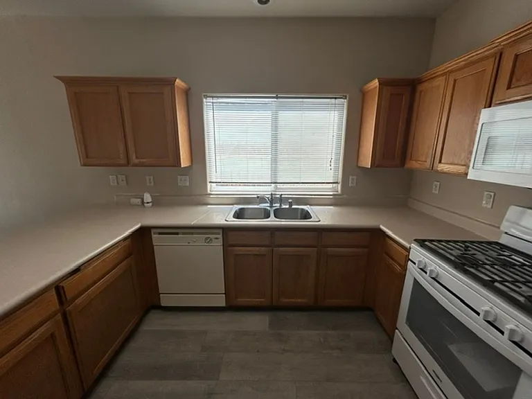 814 W James Ct — Photo 7