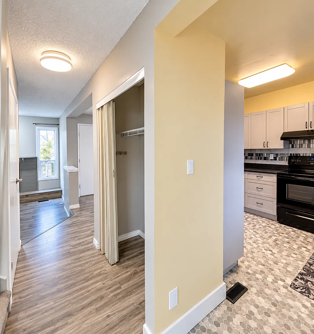 Spacious 3 Bedroom + Den Townhouse in Riverbend | 1.5 Bathrooms | In-Suite Laundry | Pet Friendly... — Photo 3