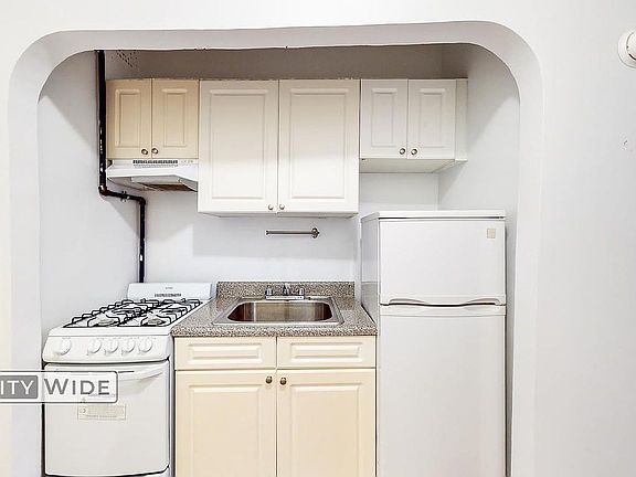 2nd image of 160 E 55th St APT 8A
