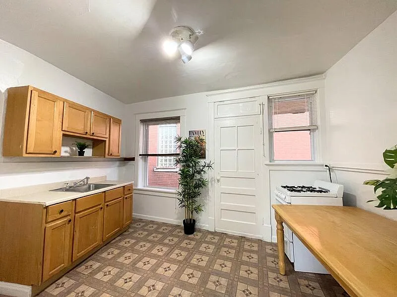 Studio, 1.0 bath, 500 sqft, $700 — Photo 3