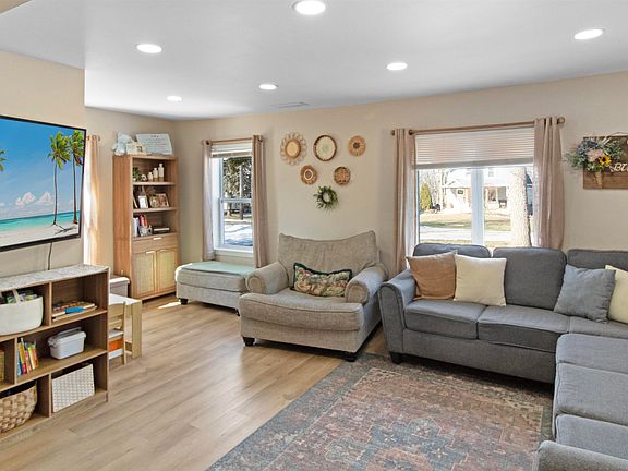 4th image of 34720 Maple St