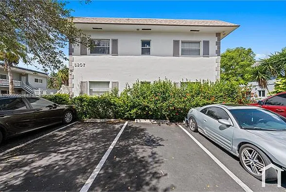 2 bed, 3413 sqft, $2,400 — Photo 2