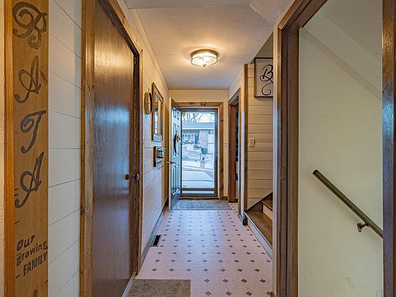 3rd image of 4912 Evergreen Ln