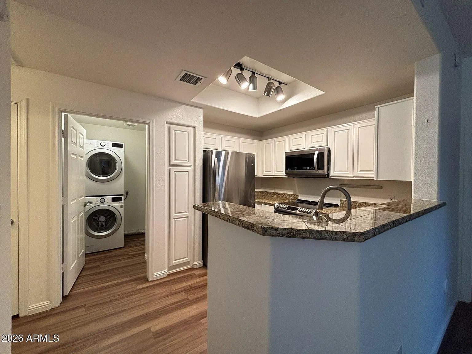 2 bed, 2.0 bath, 997 sqft, $1,625 — Photo 3