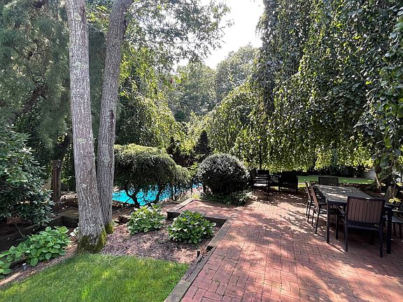 5th image of 12 Marion Ln