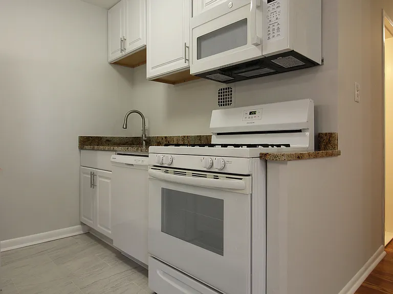 1931 N Cleveland St #306 — Photo 8
