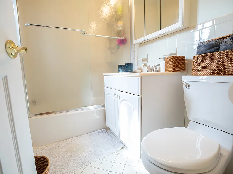 En Suite Full Bath