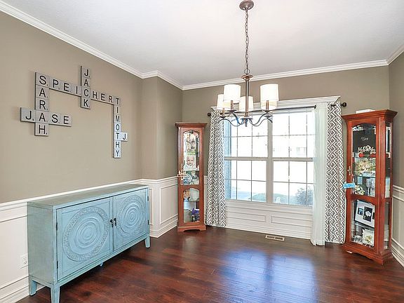 Formal dining room/flex room