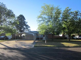 208 Thomas Blvd, Plainview, TX 79072