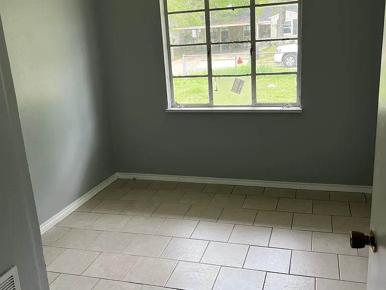 2943 Hillcrest Ave — Photo 5