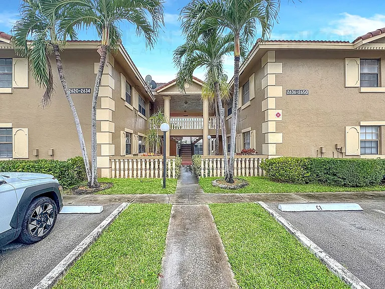 2626 Riverside Dr — Photo 2