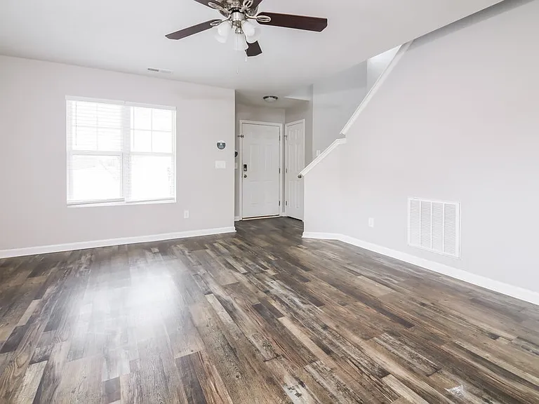 305 Farrington Dr — Photo 5