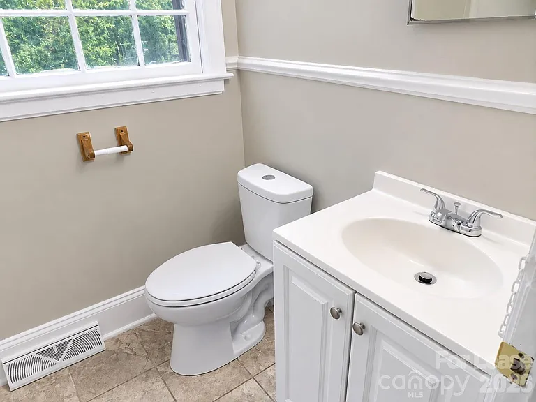 2733 Parkway Ave — Photo 7