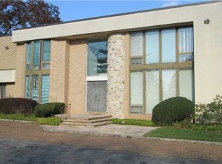 W Shore Rd, Great Neck, NY 11024