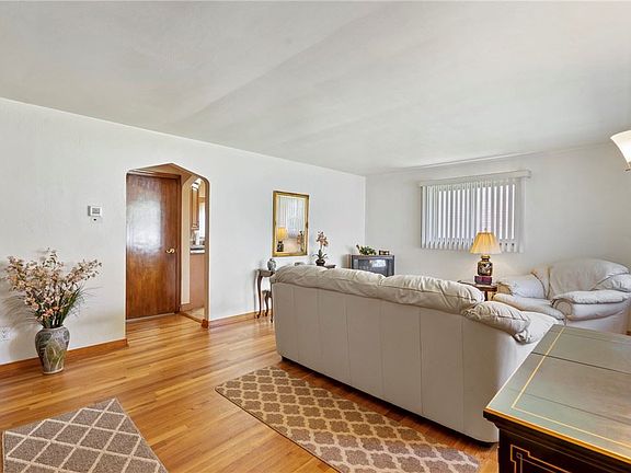 5th image of 648 Loretta St