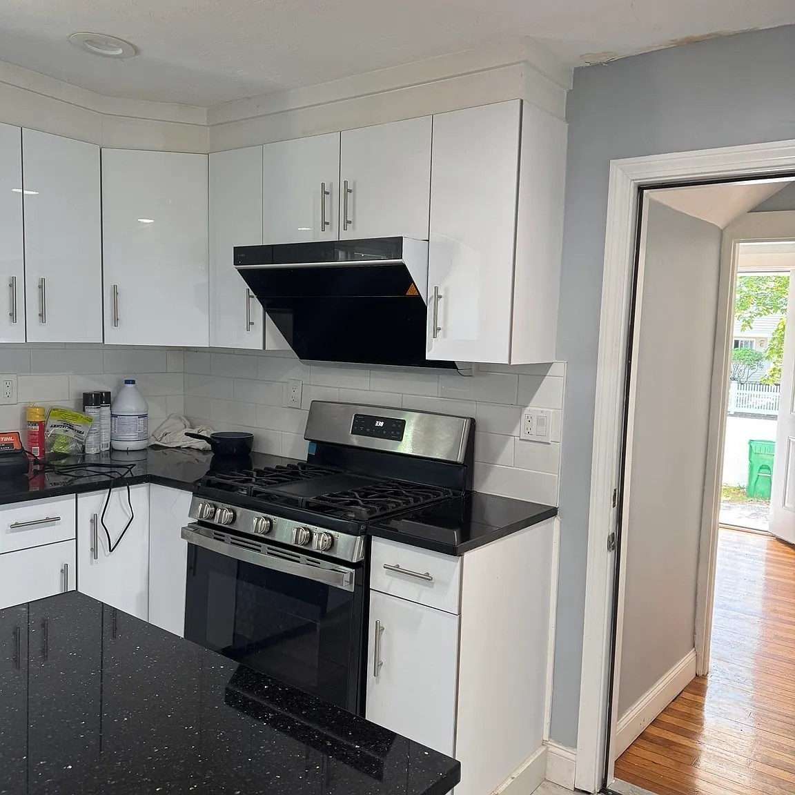 3 bed, 2.0 bath, 1200 sqft, $3,400 — Photo 1