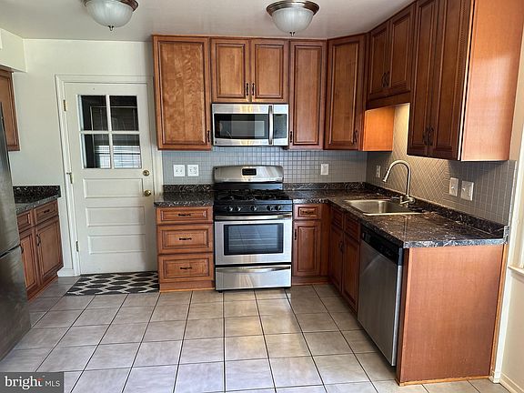 3rd image of 5301 Landgrave Ln