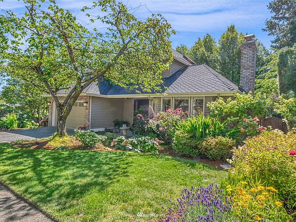 Sidewalks and a beautiful community await you here.  Notice the top-of-the line Presidential Certainteed roof. Gorgeous gardens and built by a local icon, John Buchan. 