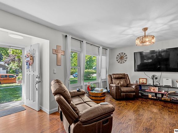3rd image of 410 Florence Ave