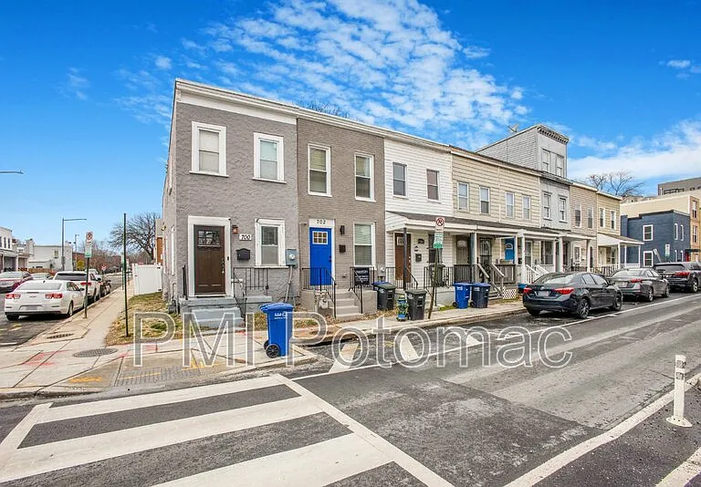 702 19th St NE — Photo 3