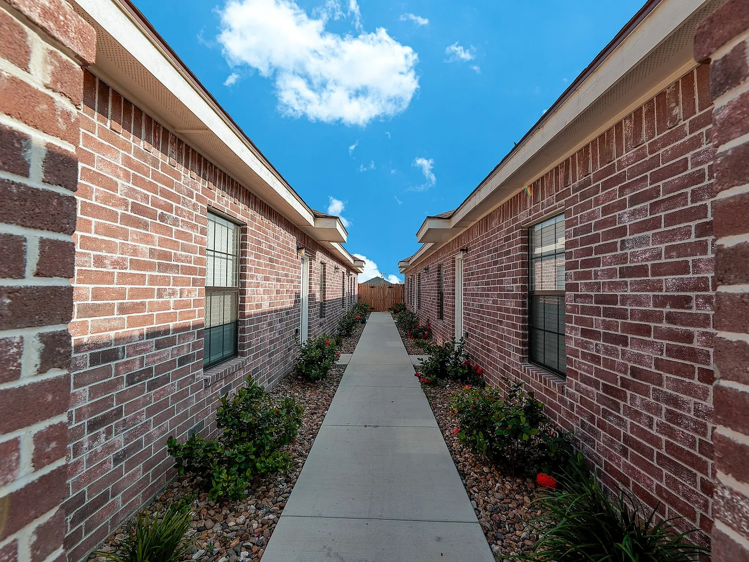 Spacious! Contemporary! Location! — Photo 4
