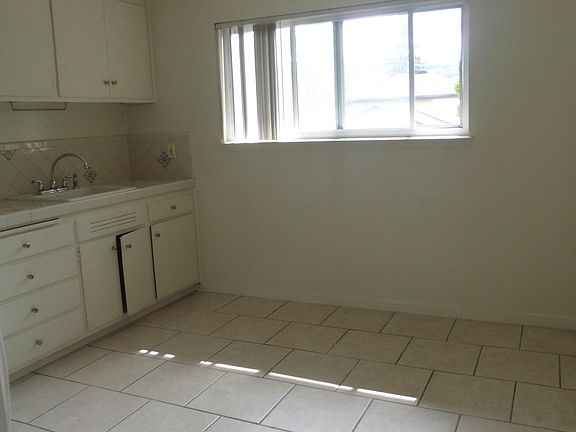 2nd image of 200 Avery Ln