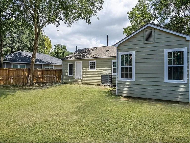 219 W Adoue St — Photo 12