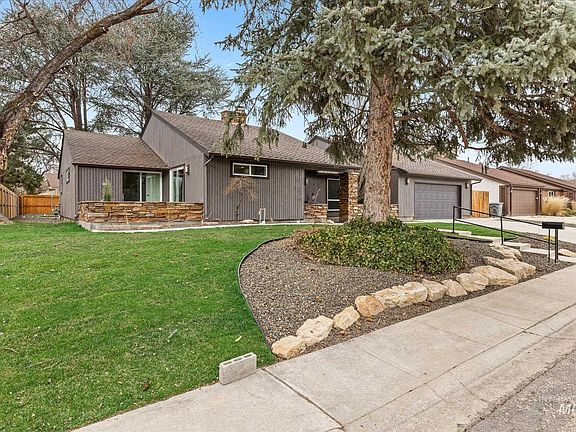3rd image of 10118 W Hickory Ct
