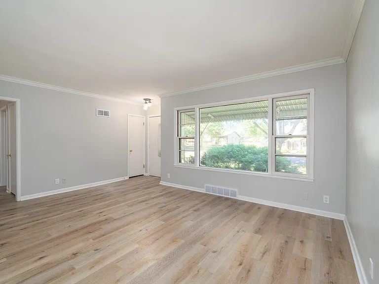 2424 S Center Ave — Photo 5