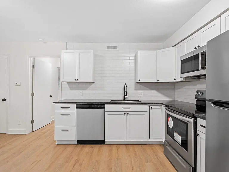 1121 West End Blvd — Photo 17