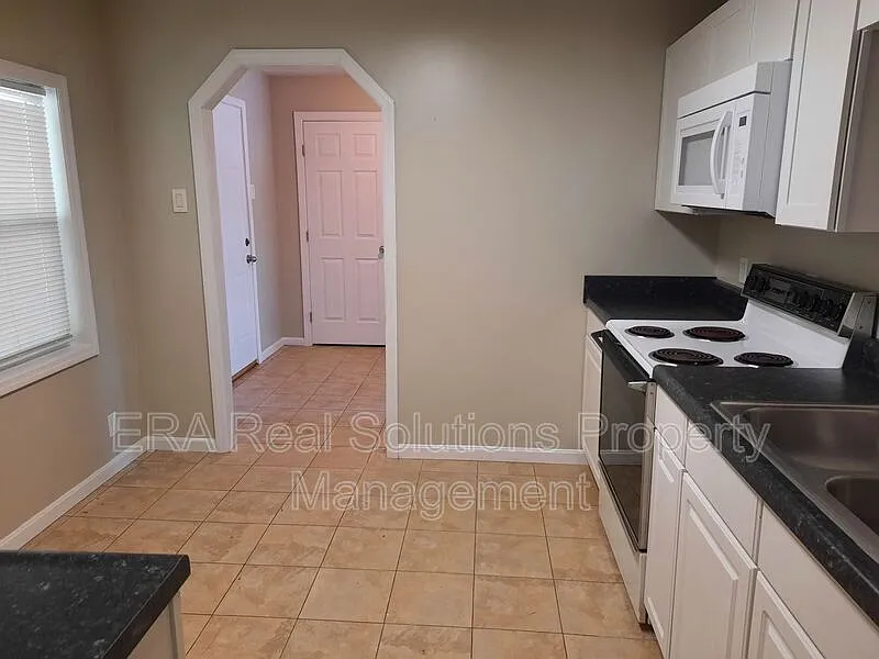 3 bed, 2.0 bath, 1288 sqft, $1,100 — Photo 3