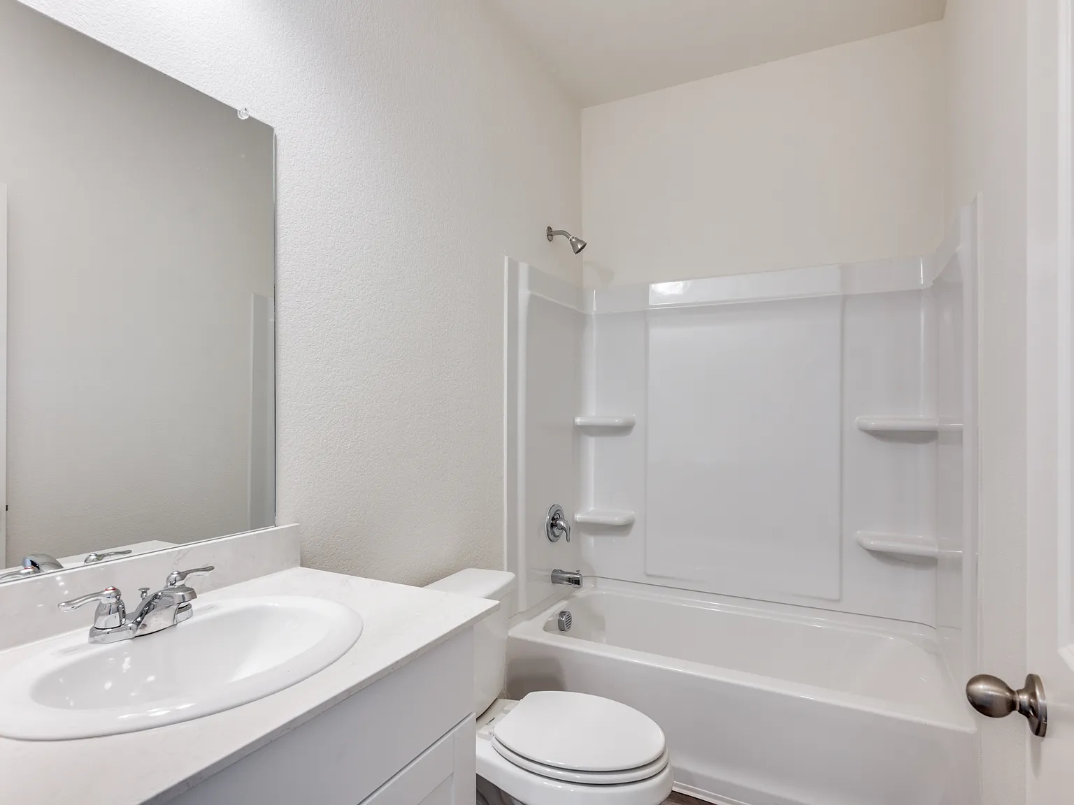 4 bed, 2.0 bath, 1802 sqft, $2,400 — Photo 2