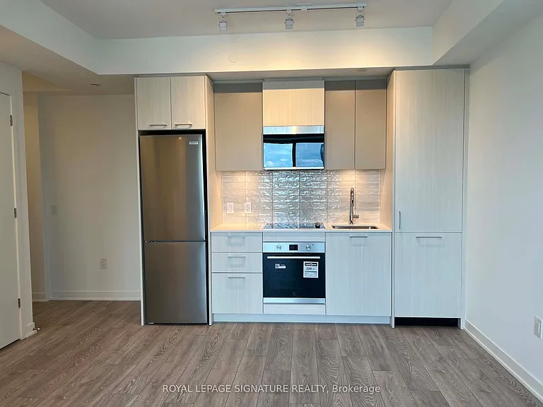 10 Oak St #2009 — Photo 1