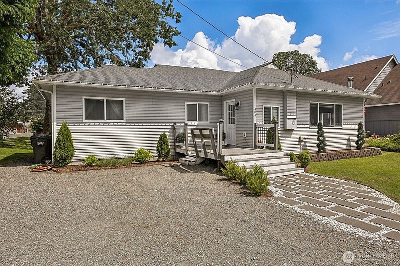 5th image of 404 Nixon Street S