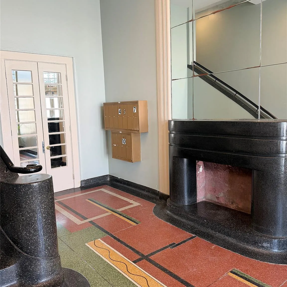 2 bed, 1.0 bath, 824 sqft, $1,550 — Photo 2