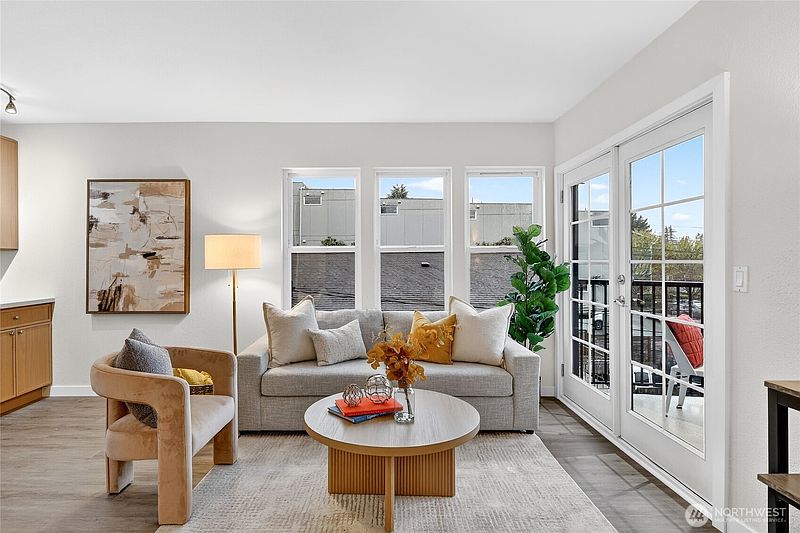 3rd image of 6547 42nd Avenue SW #303