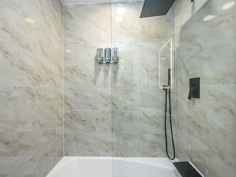 1118 Banks St #9 — Photo 9