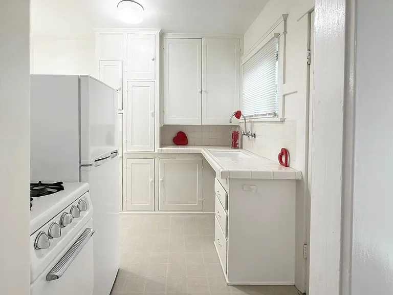 1360 Euclid Ave — Photo 3