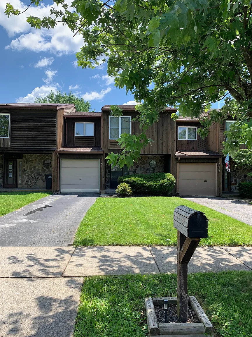 345 Tamarack Dr photo 1