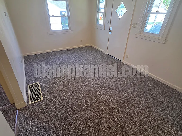 325 E Foulke Ave — Photo 3