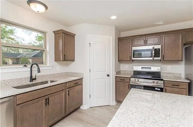 3 bed, 2.0 bath, 1369 sqft, $1,750 — Photo 2