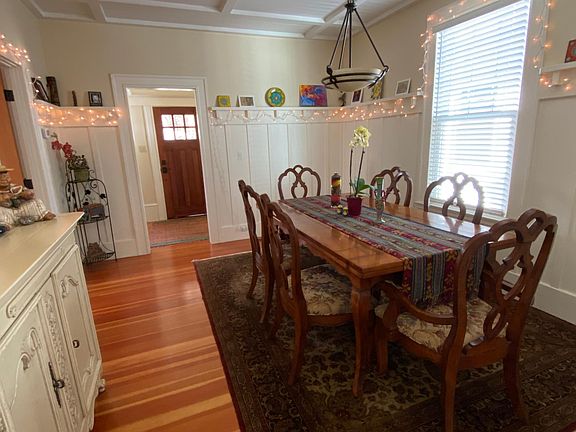 Dining room.